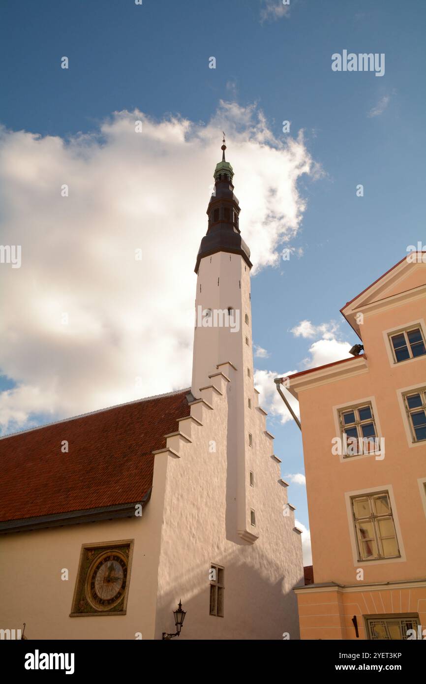 Kirche des Heiligen Geistes 'Puhavaimu Kirik' mit der ältesten Uhr der Stadt aus dem 17. Jahrhundert in Tallinn - Estland. Stockfoto