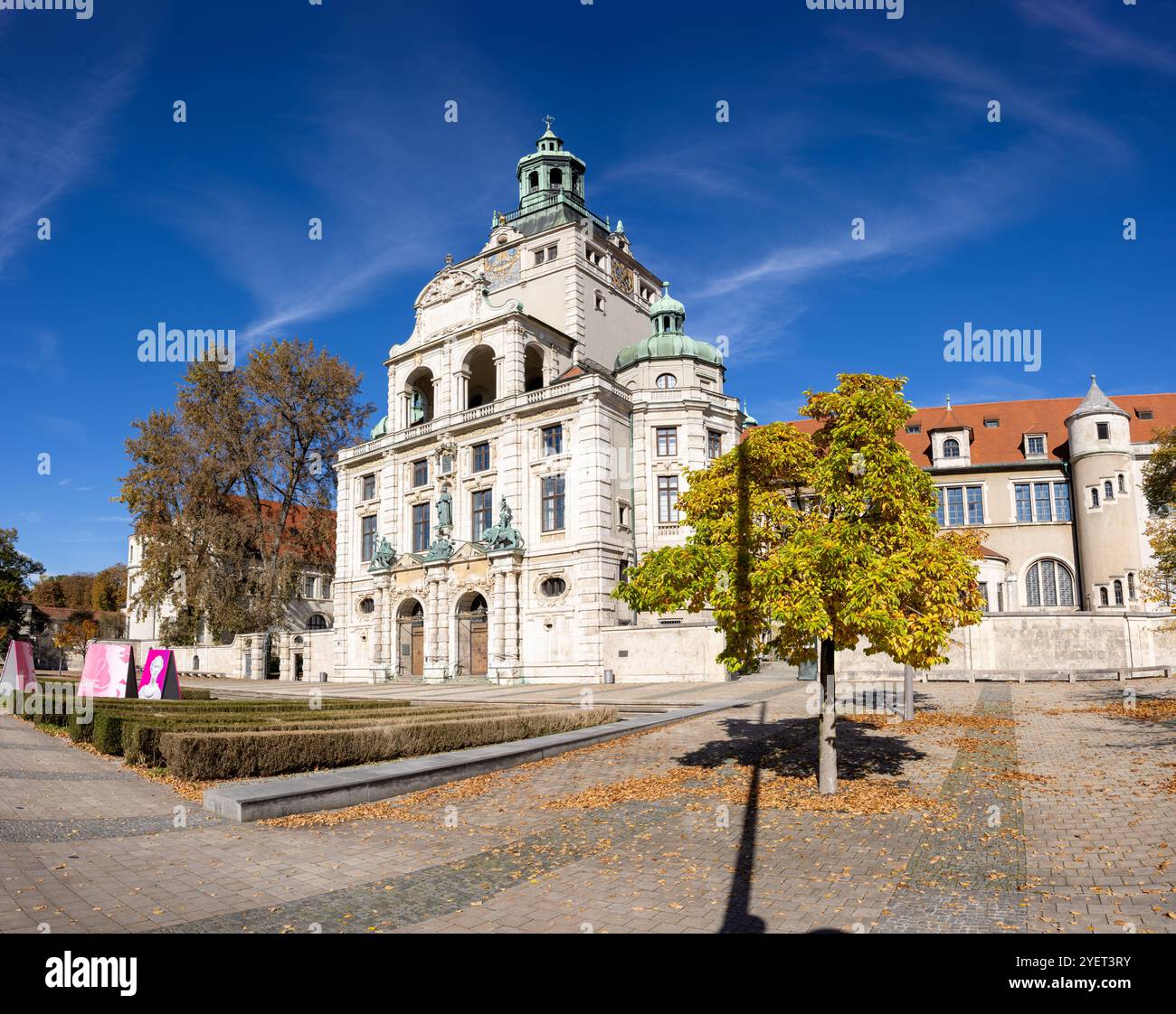 München - 17. Oktober 2024: Das Bayerische Nationalmuseum in München. Stand-up-Display Stockfoto München - 17. Oktober 2024: Das Bayerische Nationalmuseum in München. Stand-up-Display Stockfoto