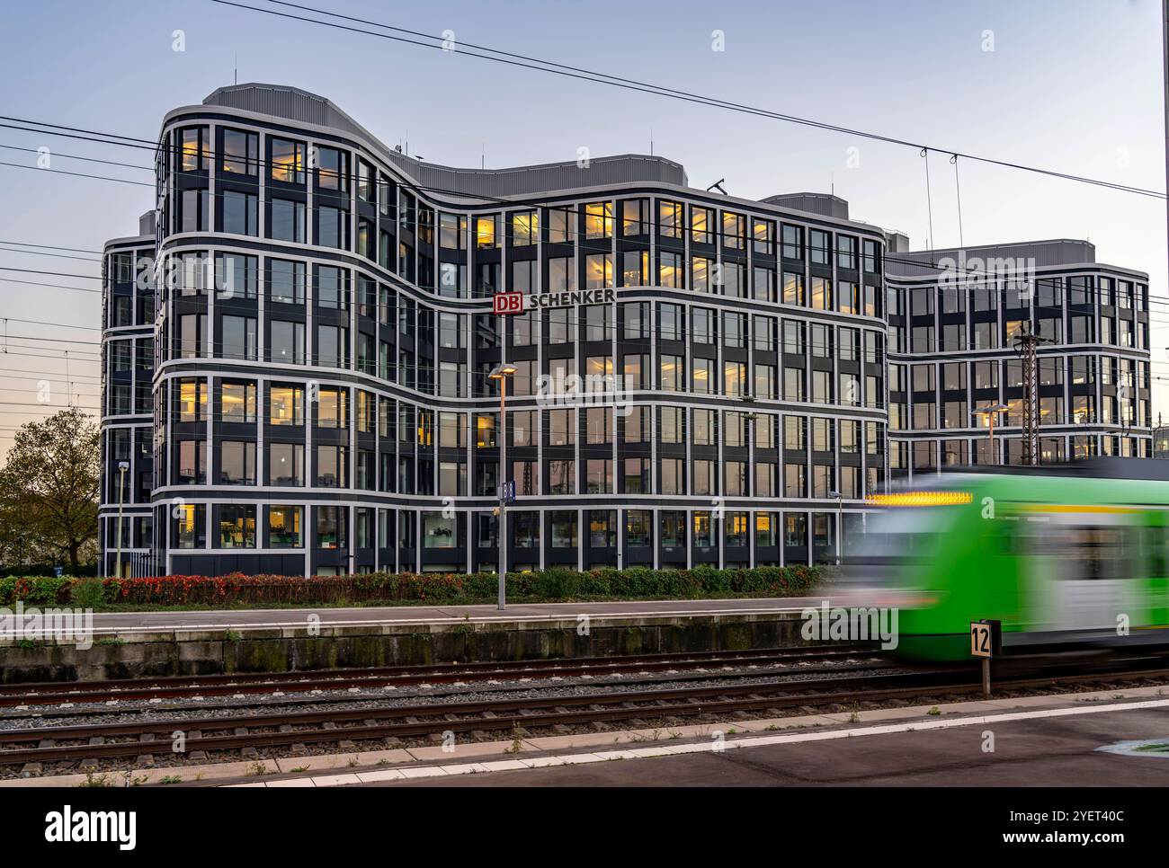 Der Firmensitz des Logistikdienstleisters DB Schenker AG, an der Kruppstrasse, am Hauptbahnhof von Essen, NRW, Deutschland, Schenker AG *** Sitz des Logistikdienstleisters DB Schenker AG, an der Kruppstraße, am Hauptbahnhof Essen, NRW, Deutschland, Schenker AG Stockfoto