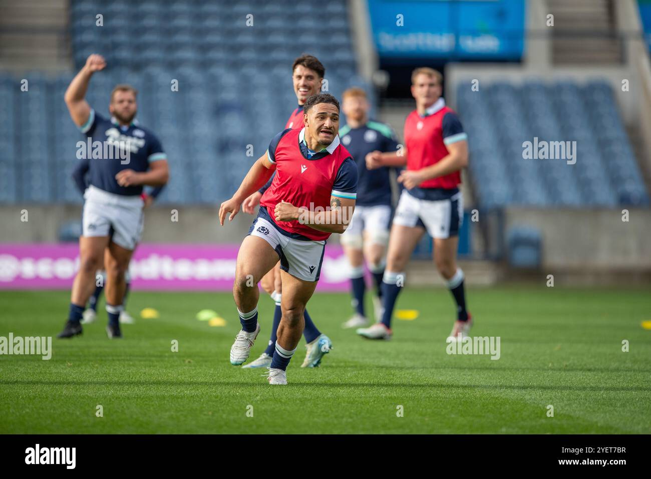 Edinburgh, Schottland, Vereinigtes Königreich, 1. November 2024 - Sione Tuipulotu, Schottlands neuer Kapitän, trainiert mit dem Team vor dem Spiel der Scotland gegen Fiji Autumn Series im Murrayfield Stadium, Edinburgh.- Credit: Thomas Gorman/Alamy News Live Stockfoto