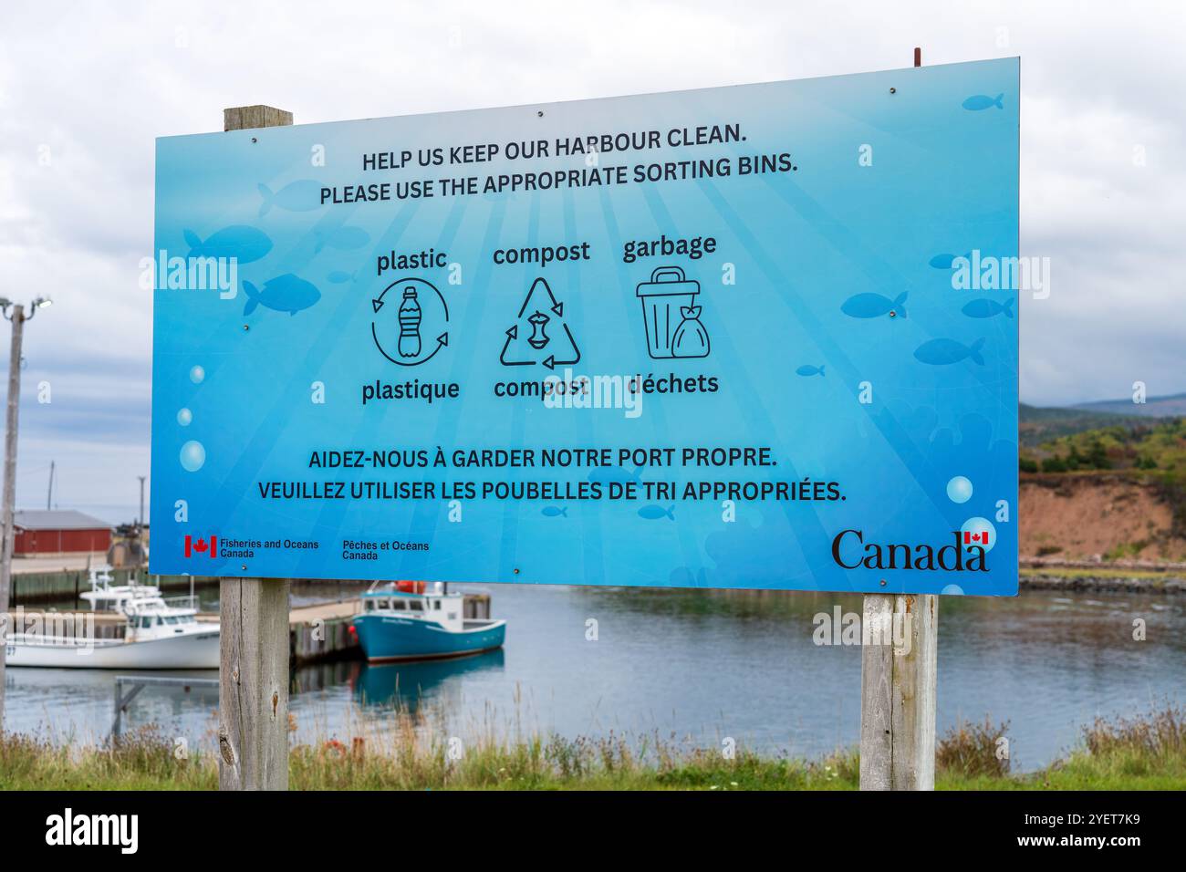 Ein Schild am Pleasant Bay Harbour, in dem die Öffentlichkeit gebeten wird, den Hafen sauber zu halten. Stockfoto