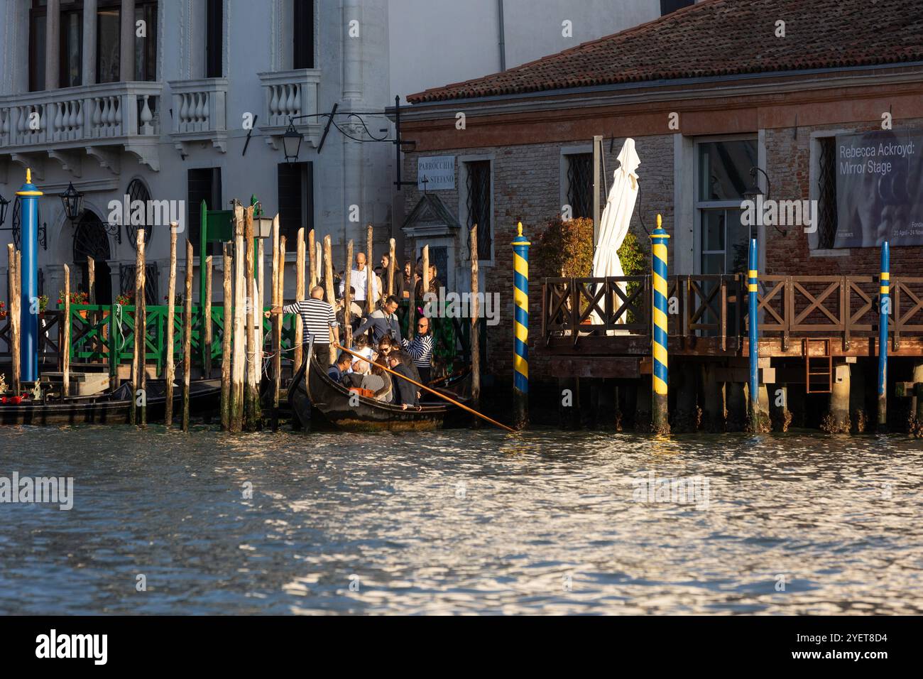 Venedig, Italien - 30. September 2024: Traghetto Gondelfähre zur Überquerung des Canal Grande in der Nähe der Rialtobrücke Stockfoto