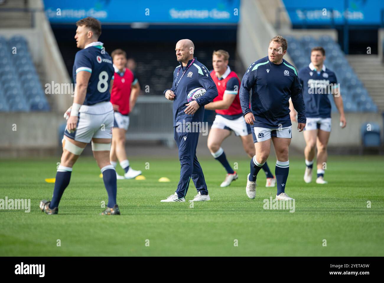 Edinburgh, Schottland, Vereinigtes Königreich, 1. November 2024 - Gregor Townsend, schottischer Rugby Head Coach, führt das Team durch das Training vor dem Spiel der Scotland gegen Fiji Autumn Series im Murrayfield Stadium, Edinburgh.- Credit: Thomas Gorman/Alamy News Live Stockfoto