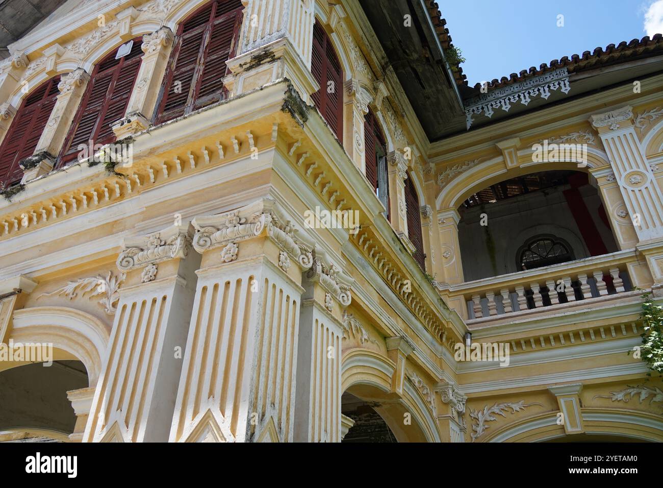 Detaillierte Sicht auf Fenster, Türen und Balkone von Stadtgebäuden Stockfoto
