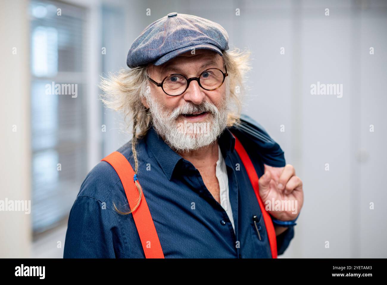Norden, Deutschland. November 2024. Klaus-Peter Wolf, deutscher Autor und Drehbuchautor, steht im Filmset der deutschen Kriminalfilmreihe Ostfriesenkrimis im Ostfriesischen Kriminalmuseum. In den letzten Jahren ist die Urlaubsregion Ostfriesland zu einem wichtigen Schauplatz für Krimis geworden. In Norden wurde ein neues Museum eröffnet, das dem Verbrechen in Ostfriesland gewidmet ist. Quelle: Hauke-Christian Dittrich/dpa/Alamy Live News Stockfoto