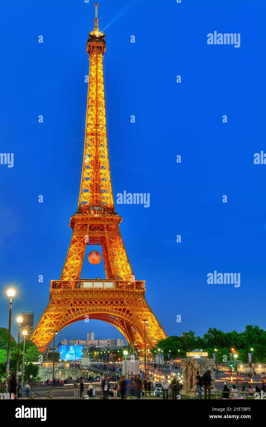 PARIS, Frankreich - 5. Juli 2016: Schöne Licht-Show von blinkenden Lichtern auf dem Bache Eiffel in Paris. Es wurde 1889 erbaut. Frankreich. Stockfoto