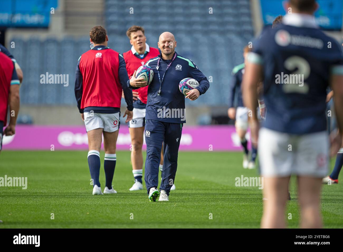 Edinburgh, Schottland, Vereinigtes Königreich, 1. November 2024 - Gregor Townsend, schottischer Rugby Head Coach, führt das Team durch das Training vor dem Spiel der Scotland gegen Fiji Autumn Series im Murrayfield Stadium, Edinburgh.- Credit: Thomas Gorman/Alamy News Live Stockfoto