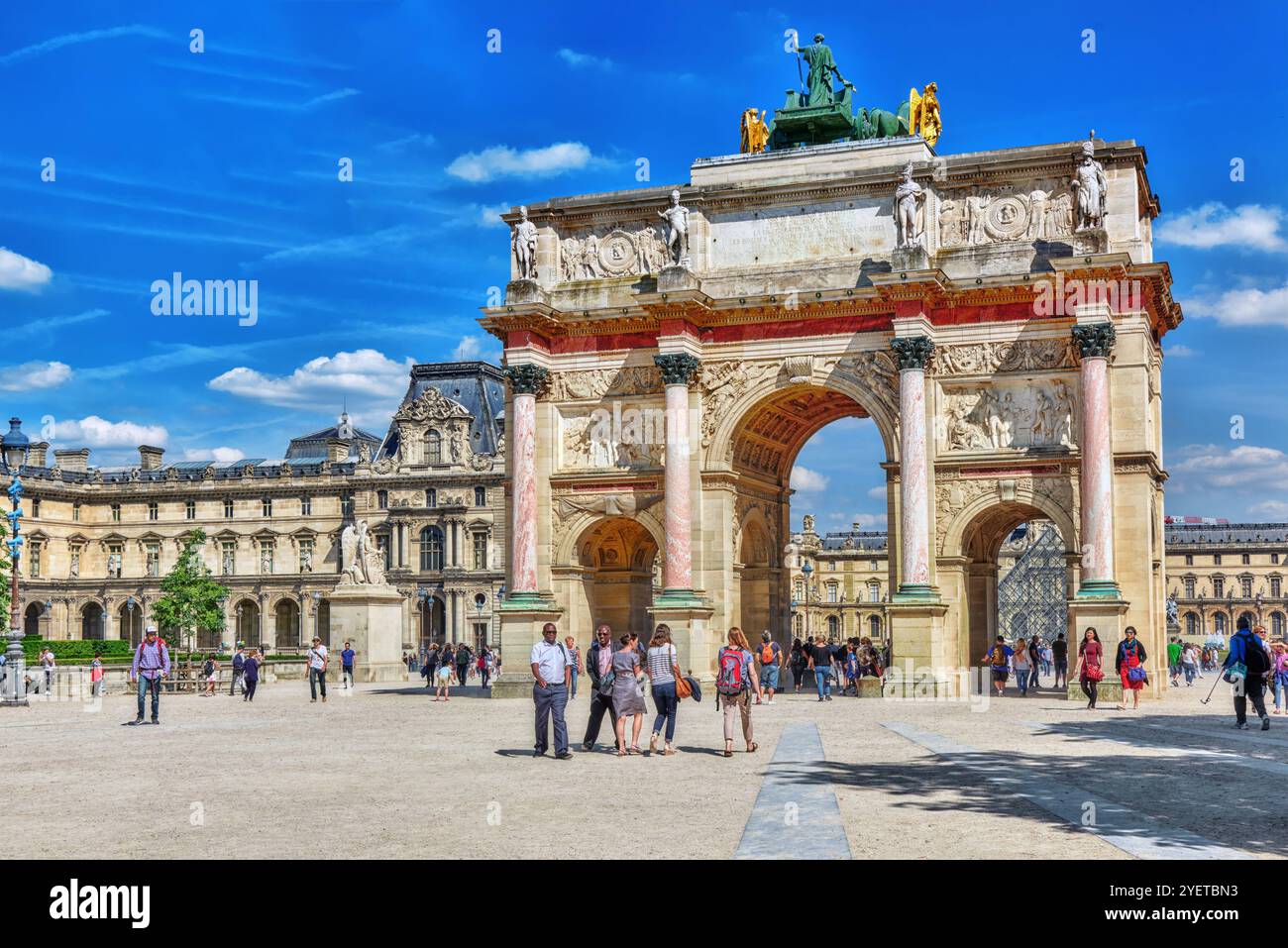 PARIS, Frankreich - 6. Juli 2016: Arc de Triomphe du Carrousel (1806-1808) und Mitmenschen, entworfen von Charles Percier nahe Louvre, Paris, Frankreich Stockfoto