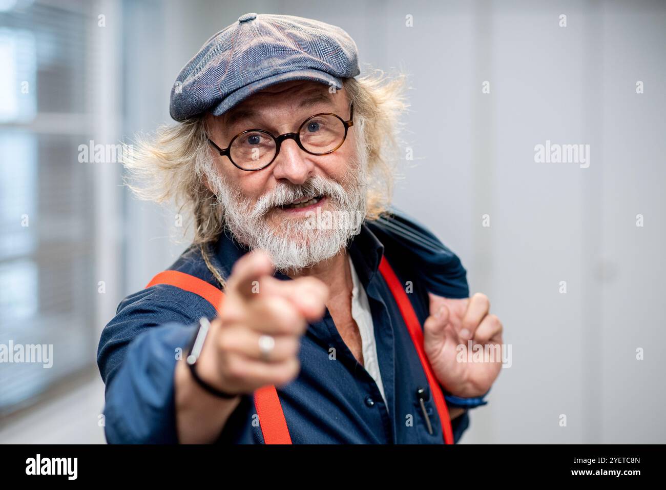 Norden, Deutschland. November 2024. Klaus-Peter Wolf, deutscher Autor und Drehbuchautor, steht im Filmset der deutschen Kriminalfilmreihe Ostfriesenkrimis im Ostfriesischen Kriminalmuseum. In den letzten Jahren hat sich die Urlaubsregion Ostfriesland zu einem wichtigen Schauplatz für Krimis entwickelt. In Norden wurde ein neues Museum eröffnet, das dem Verbrechen in Ostfriesland gewidmet ist. Quelle: Hauke-Christian Dittrich/dpa/Alamy Live News Stockfoto