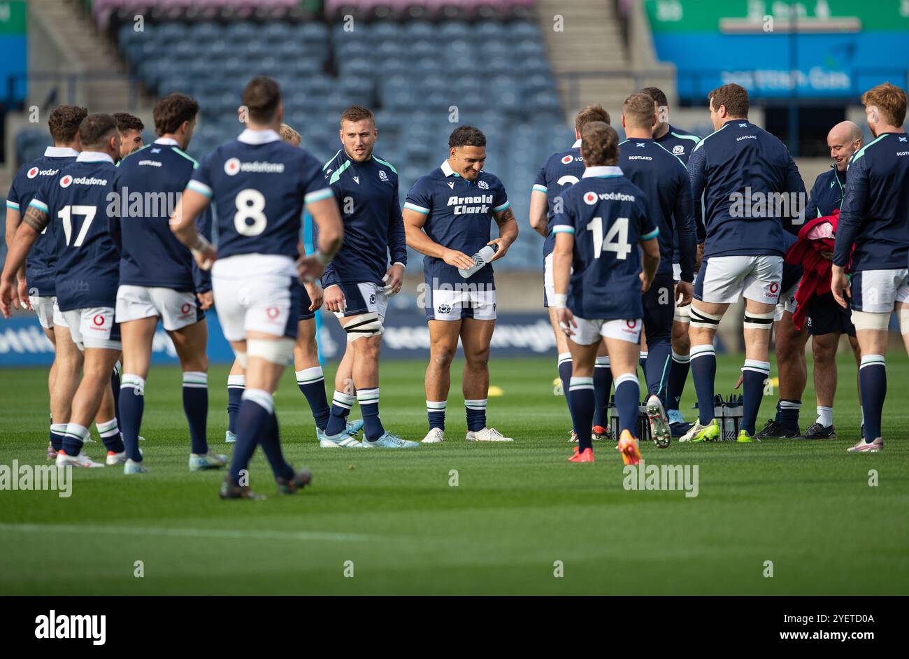 Edinburgh, Schottland, Vereinigtes Königreich, 1. November 2024 - Stone Tuipulotu nimmt sich während des Trainings einen Moment Zeit, um seine Teamkollegen zu reflektieren, um eine wohlverdiente Trinkpause zu bekommen. Das Training fand vor dem Spiel der Scotland gegen Fiji Autumn Series im Murrayfield Stadium in Edinburgh statt Stockfoto