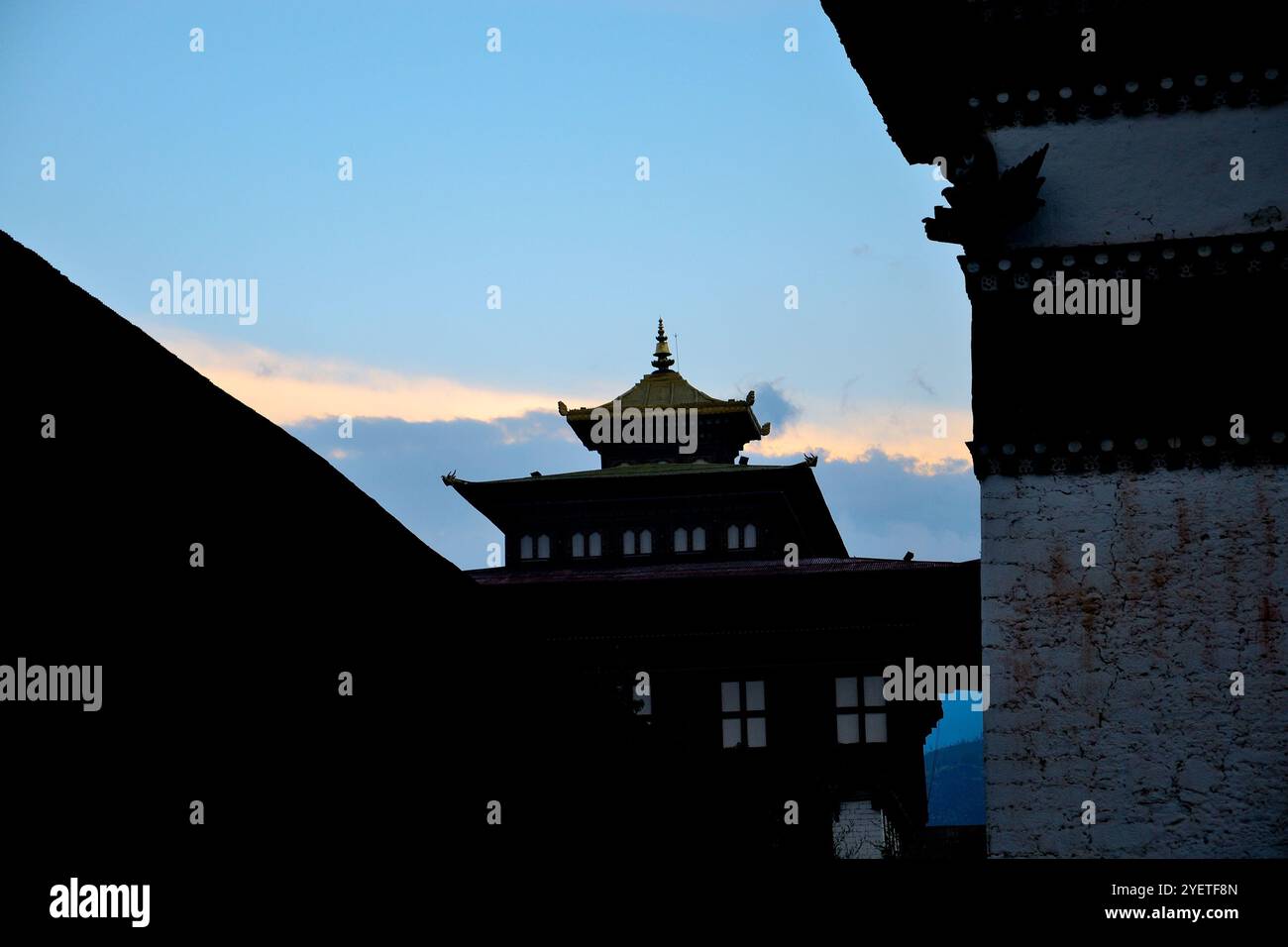 Teilweiser Blick auf den Königspalast, auch bekannt als Dechencholing-Palast, erbaut 1953, in Thimphu, Bhutan Stockfoto