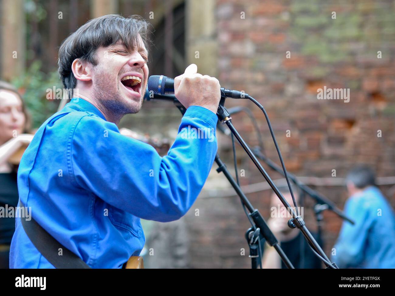 British Sea Power lebt in der bombardierten Kirche, als Teil von Liverpool Calling, 16.06.13 Stockfoto