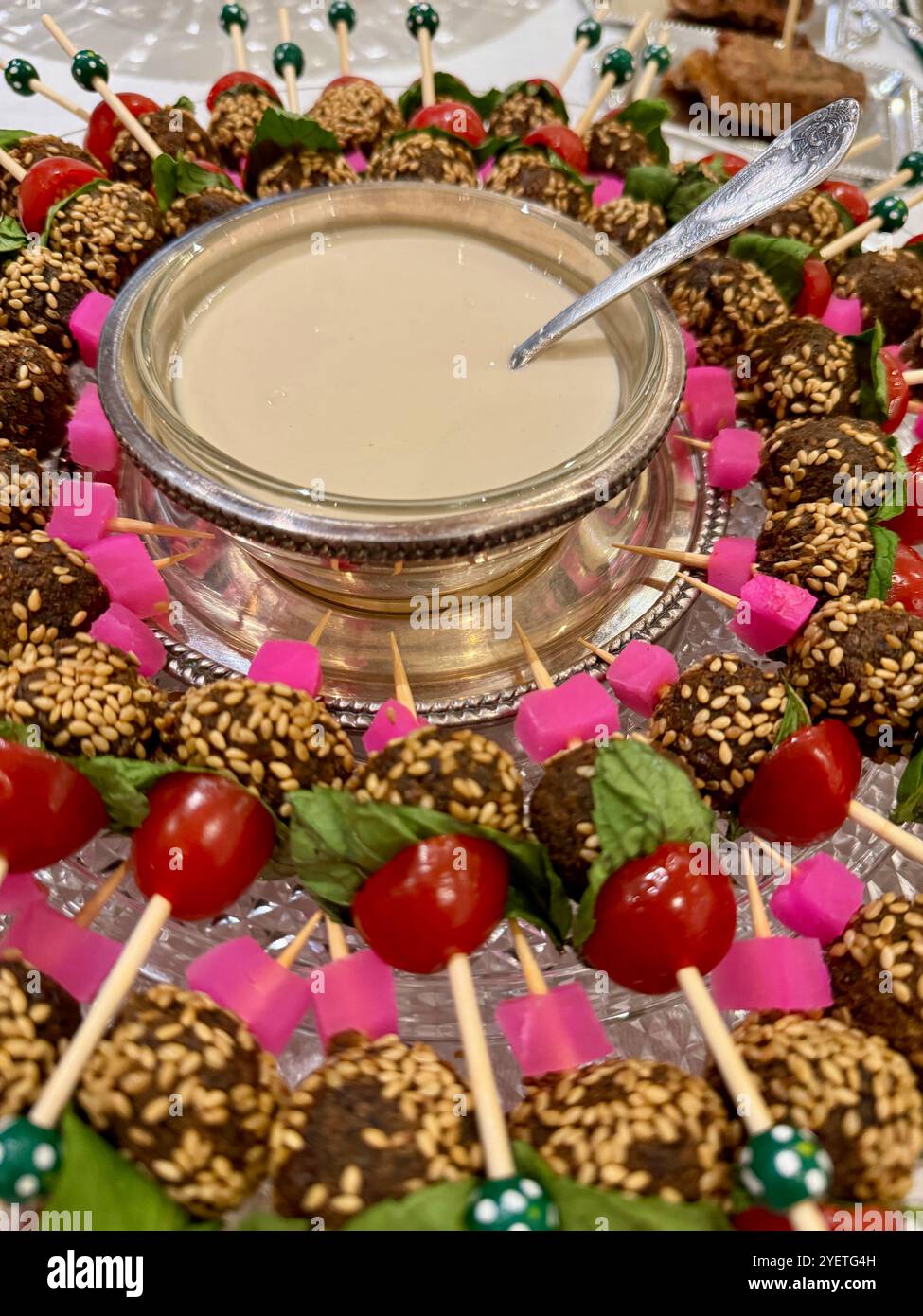 Falafels Bio-Küche - eine Delikatesse aus dem Nahen Osten - hergestellt aus Kichererbsen oder Lavabohnen mit frischen Kräutern und Gewürzen - fantastisch für Cocktails Vorspeisen - Smartphone-aufgenommenes Stockfoto