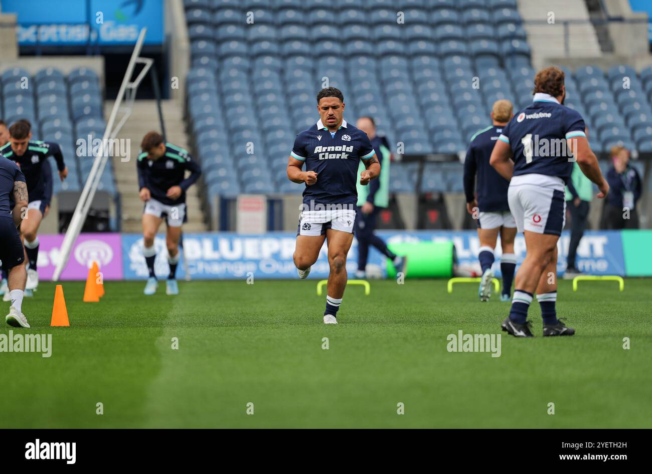 Edinburgh, Schottland, Vereinigtes Königreich, 1. November 2024 - Sione Tuipulotu nimmt sich während des Trainings einen Moment Zeit, um seine Teamkollegen zu reflektieren, um eine wohlverdiente Trinkpause zu bekommen. Das Training fand vor dem Spiel der Scotland gegen Fiji Autumn Series im Murrayfield Stadium in Edinburgh statt Stockfoto