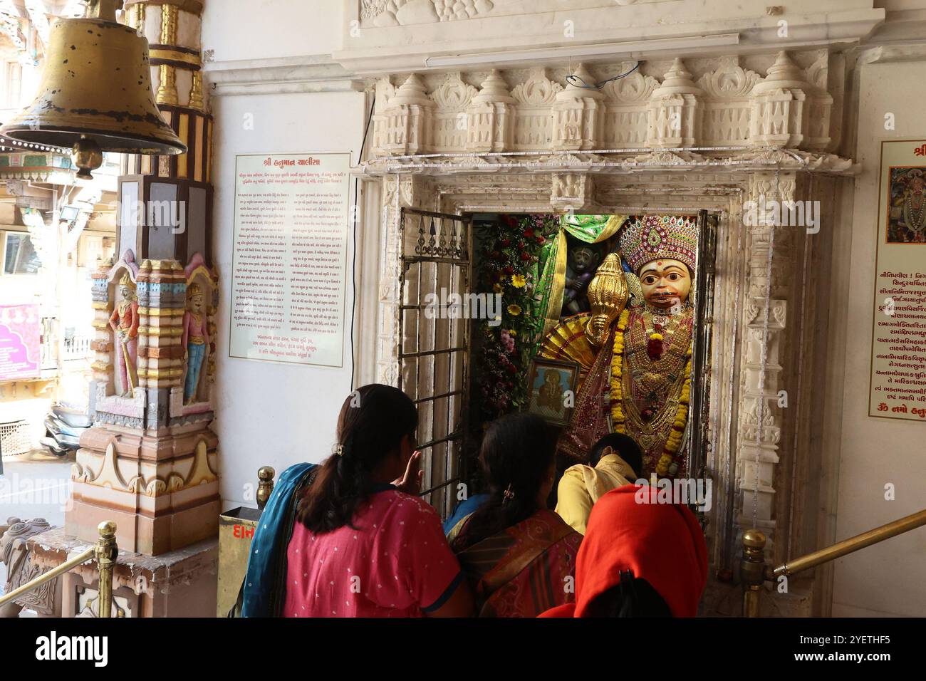 Gläubige beten im Swaminaraya-Tempel in Ahmedabad, Gujarat, Indien Stockfoto