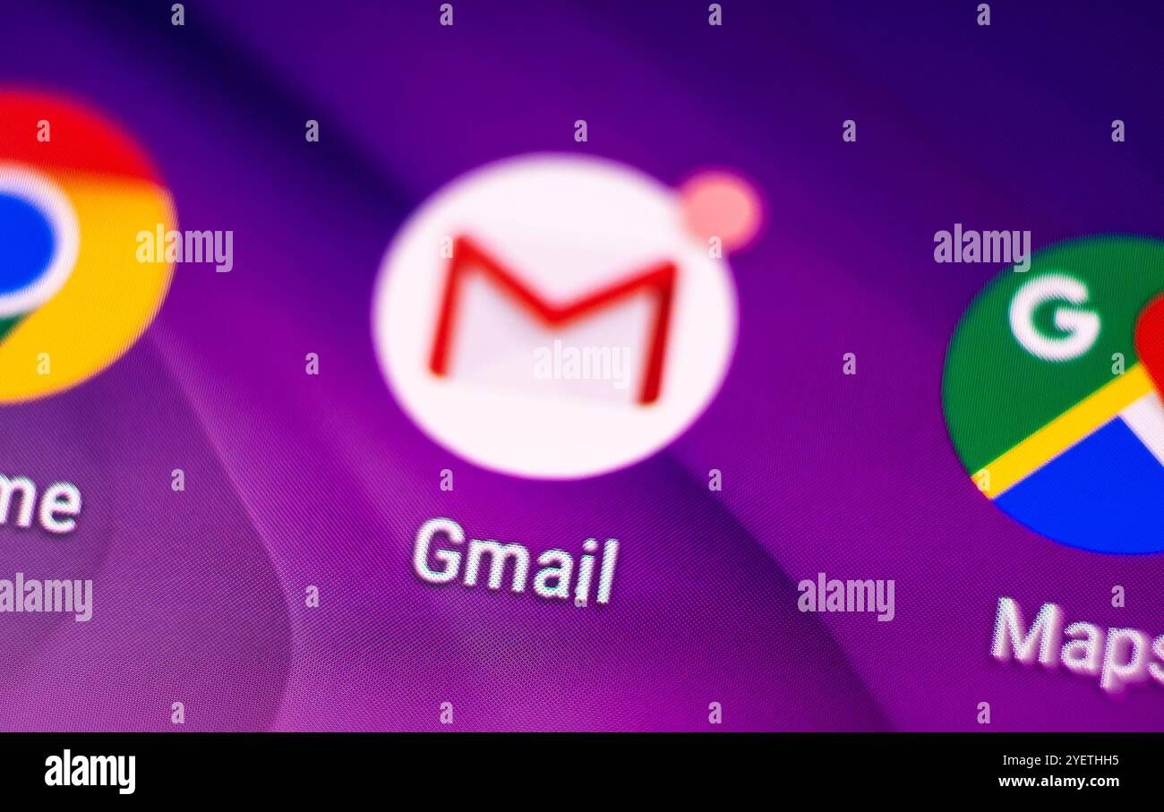 Charkiv, Ukraine - 14. August 2018: Icon Gmail zwischen Chrome und Karten auf dem Bildschirm des Smartphones Stockfoto
