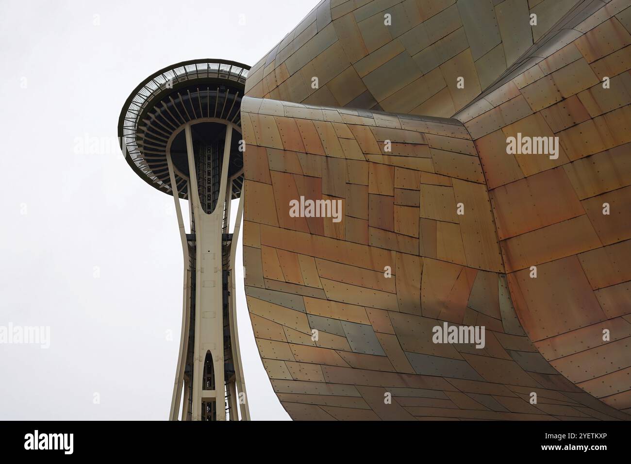 Blick auf das Space Needle and MoPop Museum in Seattle, Washington, USA Stockfoto