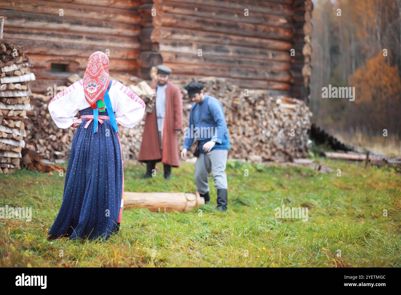 Das Konzept der alten Traditionen. Slawischer Karneval. Riten, Tänze, Wahrsagerei. Outfits europäischer Slawen. Stockfoto