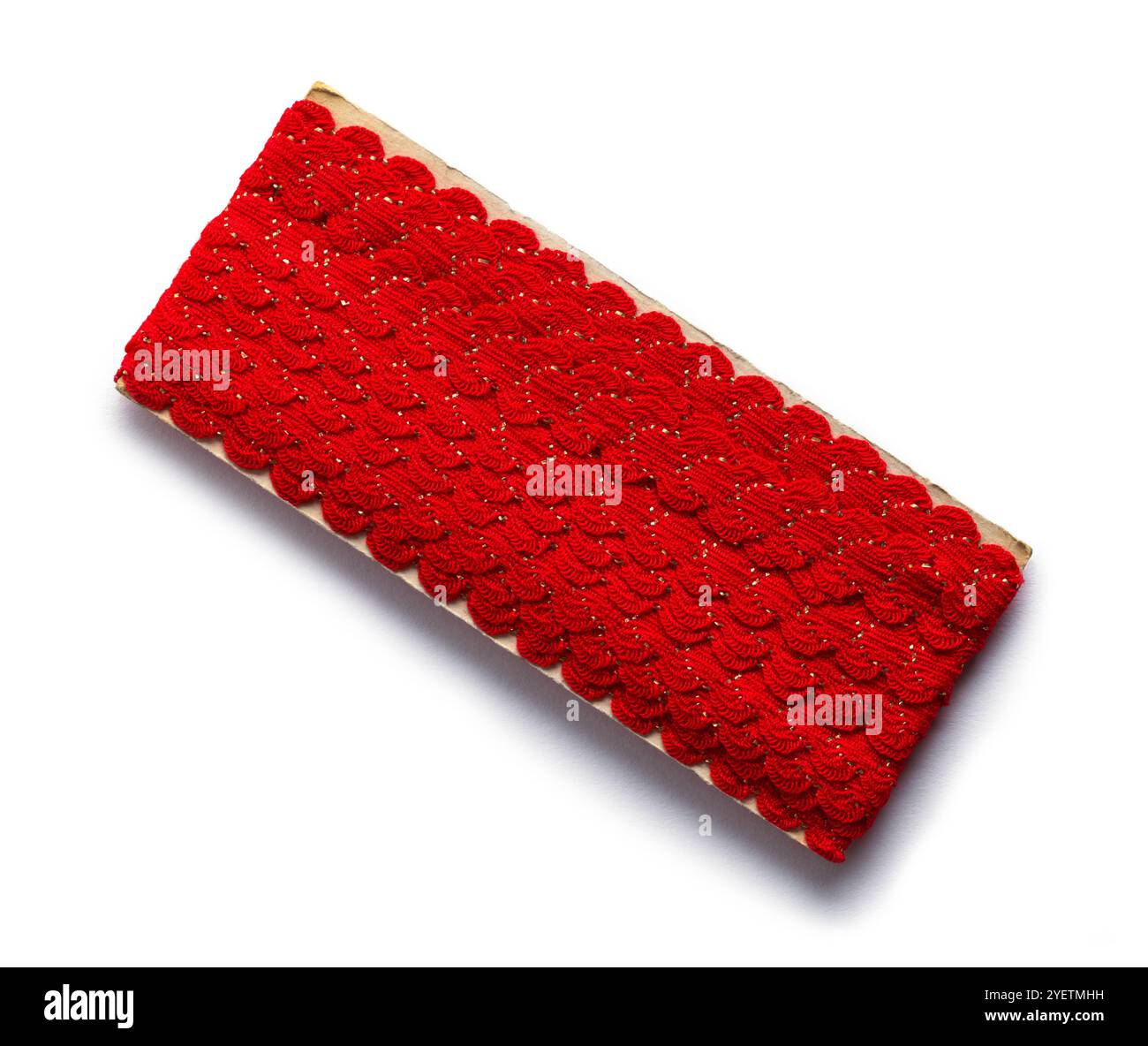 Roter Stoffbesatz auf weiß ausgeschnitten. Stockfoto