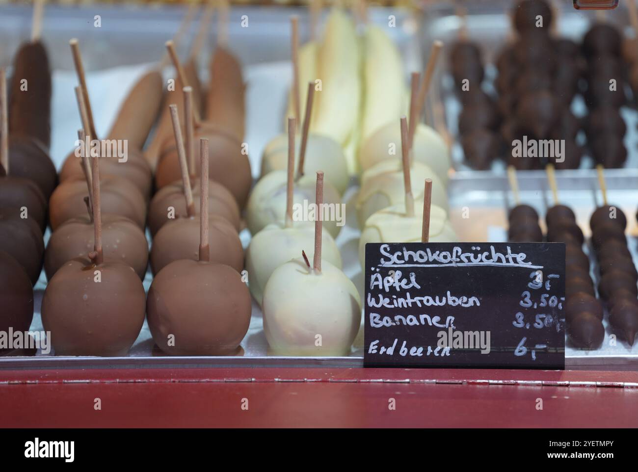 Hamburg, Deutschland. November 2024. Schokoladenfrüchte werden an einem Süßwarenstand auf dem Wandsbeker Winterzauber Weihnachtsmarkt ausgestellt. Quelle: Marcus Brandt/dpa/Alamy Live News Stockfoto