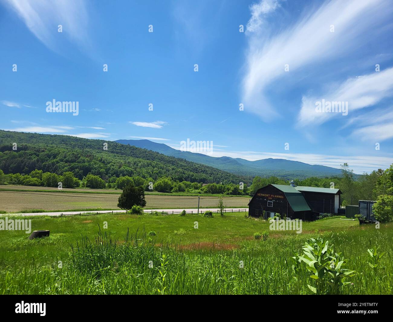 Scheune und Berge Stockfoto