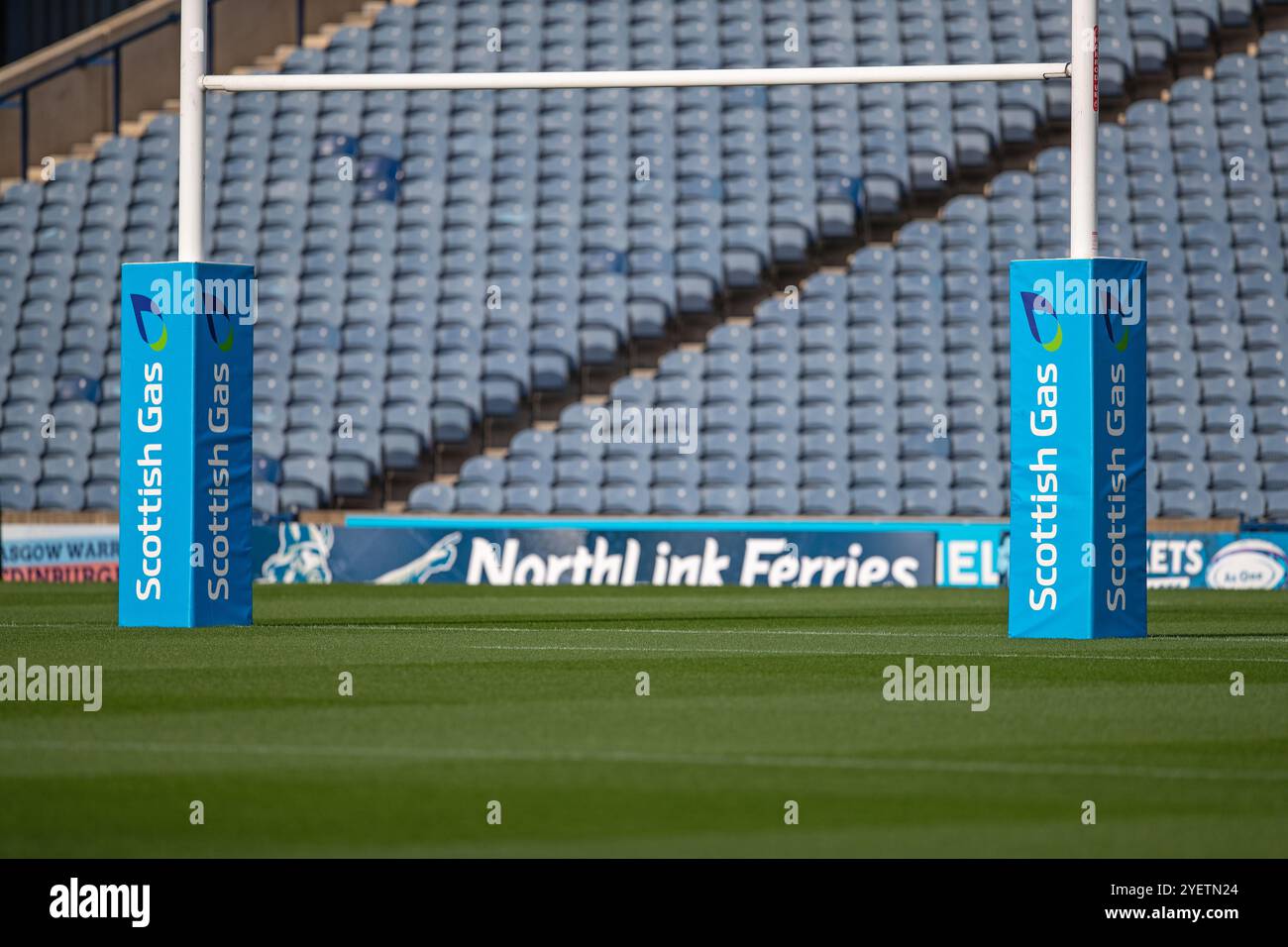 Edinburgh, Schottland, Vereinigtes Königreich, 1. November 2024 - das Spielfeld und die Tore werden vor dem Spiel der Scotland gegen Fiji Autumn Nations Series im Murrayfield Stadium, Edinburgh, aufgestellt.- Credit: Thomas Gorman/Alamy News Live Stockfoto