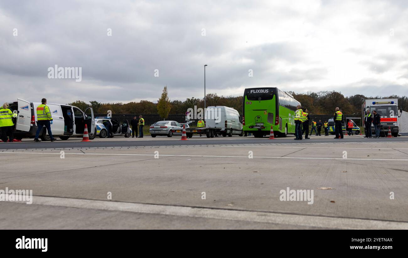 Würzburg, Deutschland 31. Oktober 2024. Präventions- und Bekämpfungskampagne der Verkehrspolizeistation Schweinfurt-Werneck in Würzburg auf der Raststätte Riedener Wald West am 31. Oktober 2024, Credit: HMB Media/Alamy Live News Stockfoto