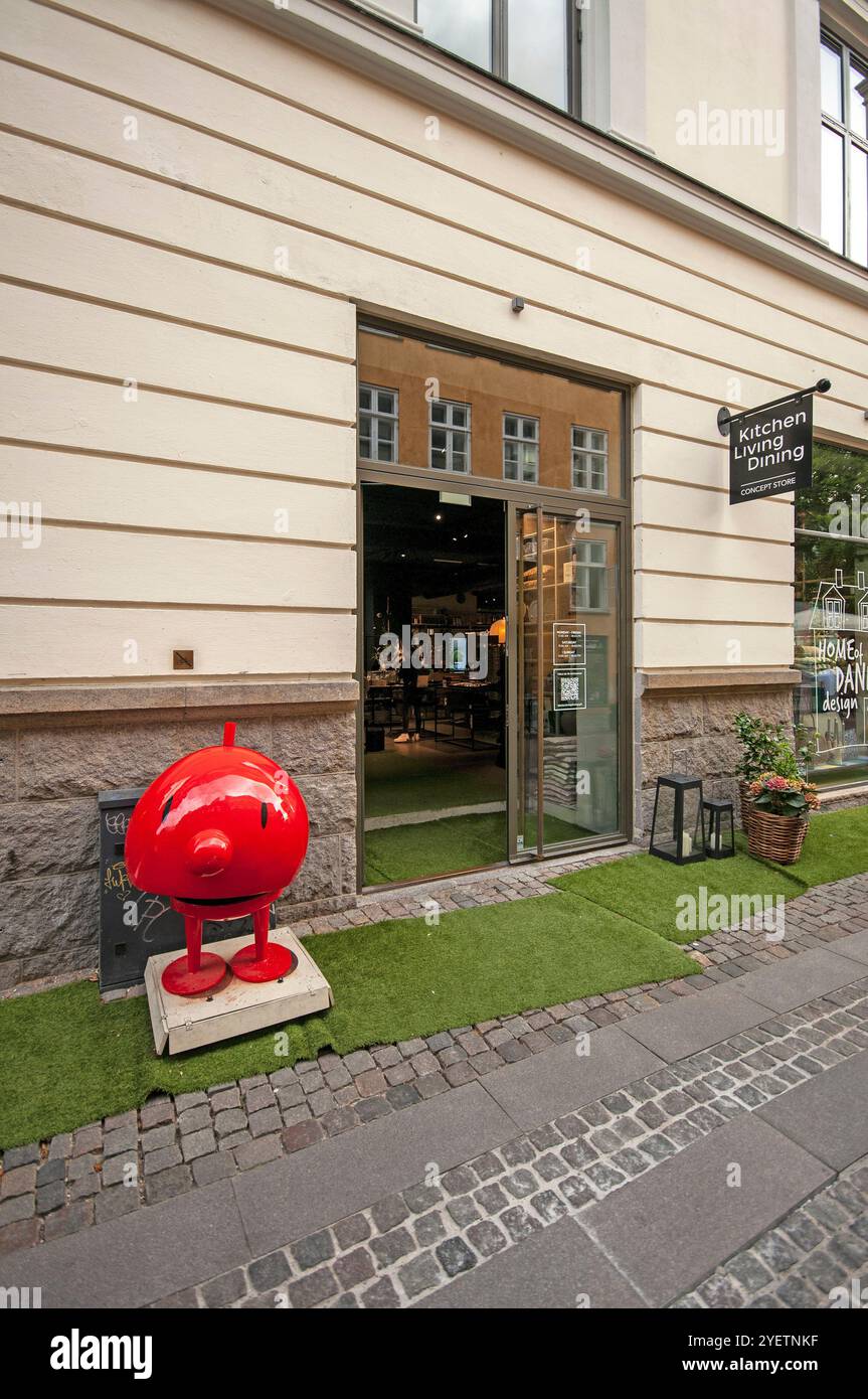 Küche Wohnen Esszimmer Concept Store mit einem roten Hoptimist (von Designer Hans Gustav Ehrenreich) zur Ausstellung, Niels Hemmingsens Gade, Kopenhagen, Dänemark Stockfoto