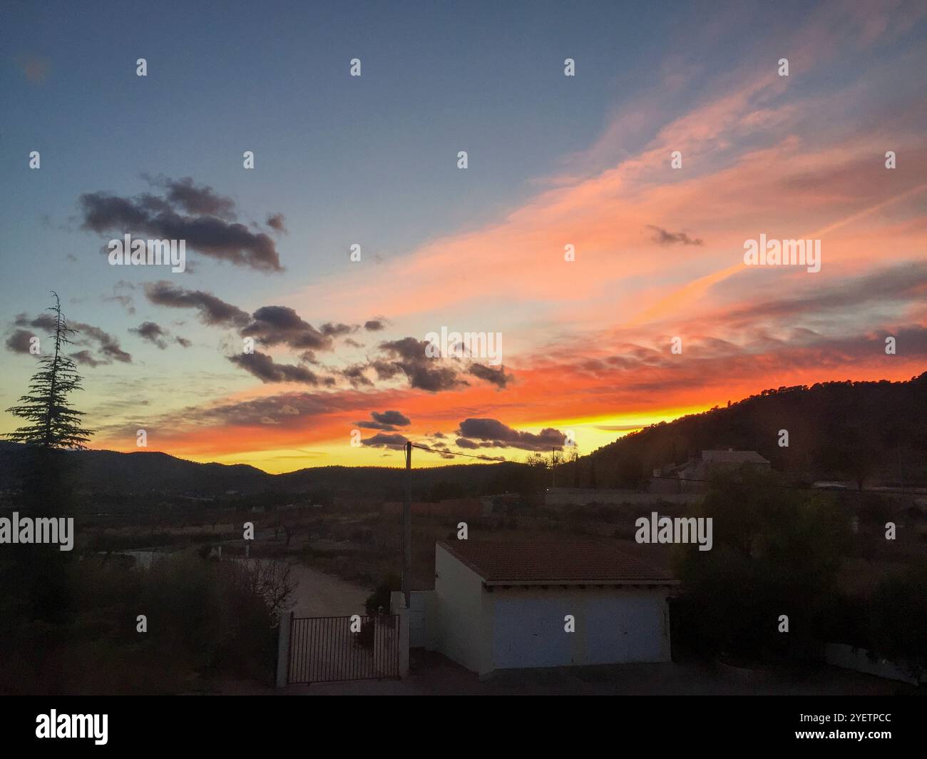 Farbenfroher Sonnenuntergang mit Wolken Stockfoto