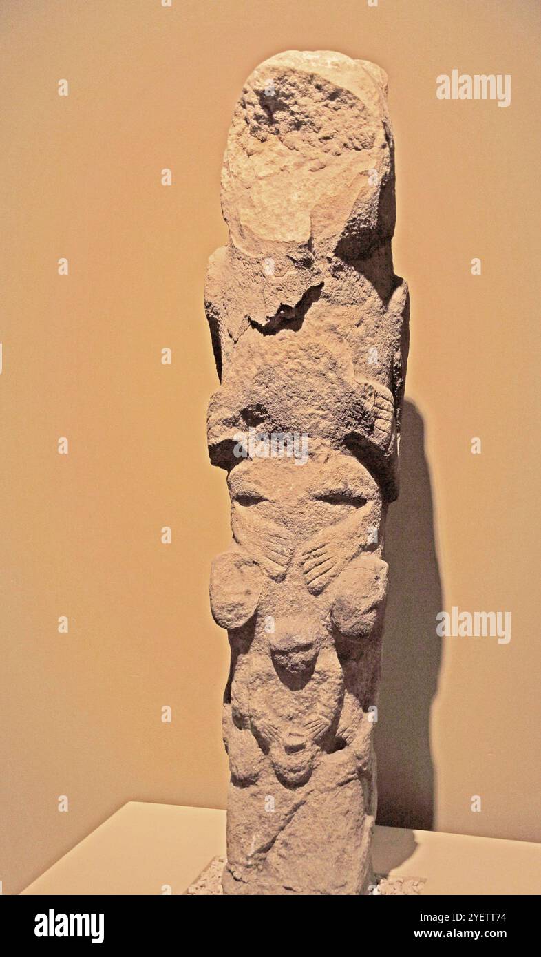 Skulptur in Form eines Totempfols aus dem 12. Jahrtausend frühneolithisch gefunden in Gobekli Tepe, Sanliurfa Museum, Südosttürkei Stockfoto