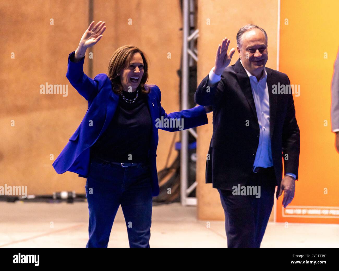 Las Vegas, USA. 31. Oktober 2024. Vizepräsidentin und Kandidat der Demokratischen Partei für Präsident Kamala Harris mit Ehemann zweiter Gentleman Doug Emhoff auf der Bühne einer Wahlkampagne im Craig Ranch Amphitheater am Freitag, den 31. Oktober 2024 in Las Vegas, Nevada. Foto: Paul Citone/imageSPACE Credit: Imagespace/Alamy Live News Stockfoto