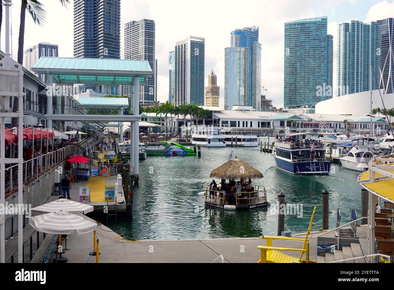 Schwimmende Bar im Yachthafen am Bayside Marketplace, Miami, Florida, USA Stockfoto