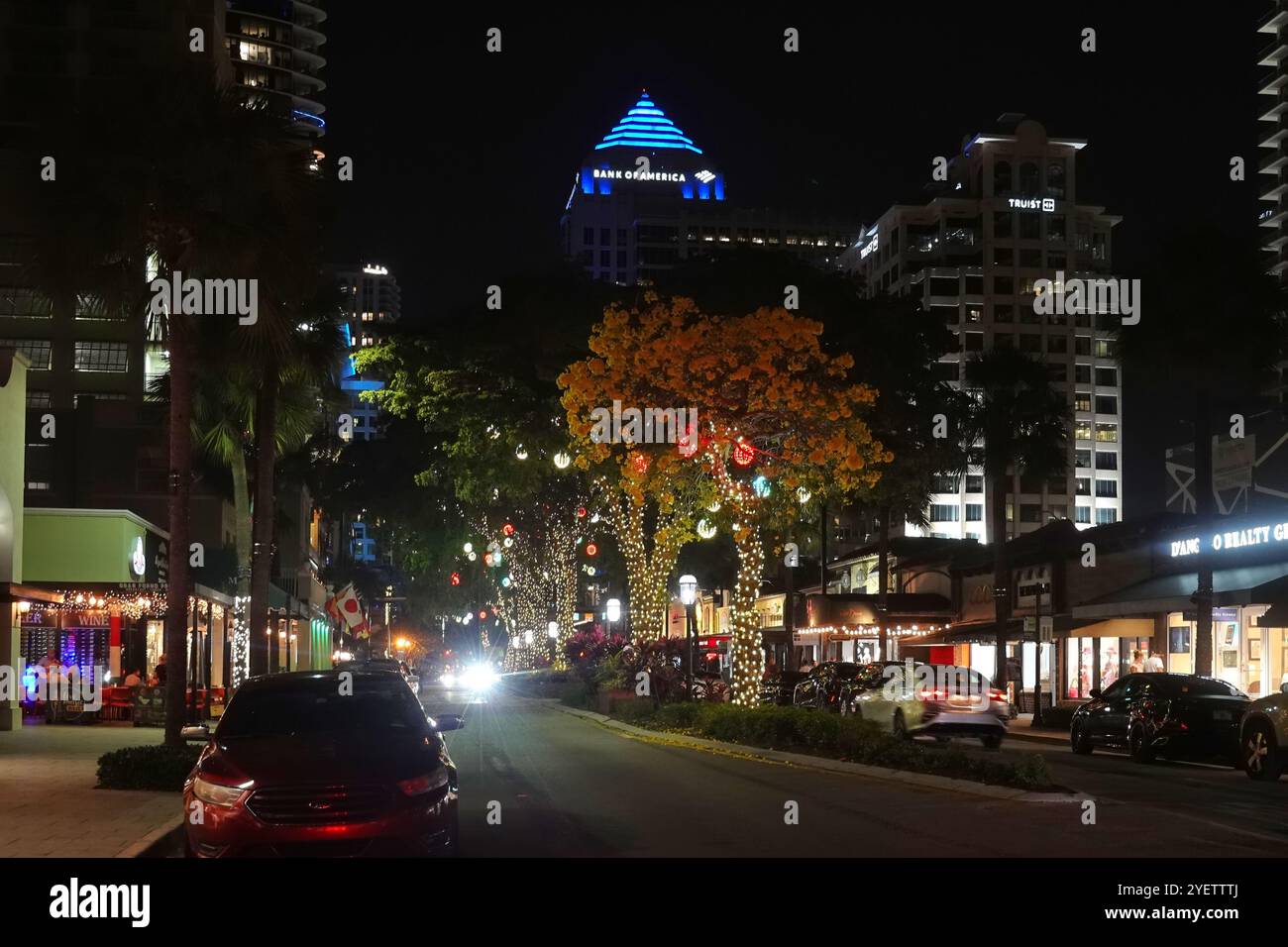 Beleuchtung sorgt nachts für ein warmes Ambiente auf dem East Las Olas Blvd in Fort Lauderdale, Florida, USA Stockfoto