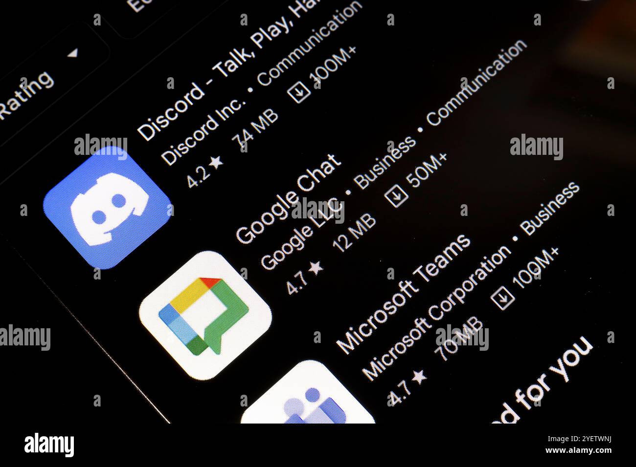 November 2024, Brasilien. In dieser Fotoabbildung wird das Logo der Discord-, Google Chat- und Microsoft Teams-App auf einem Smartphone-Bildschirm angezeigt. Stockfoto