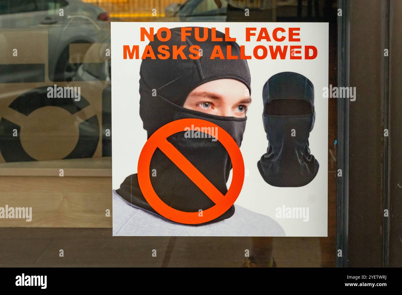 Boston, MA, USA-15. September 2024: Schild im Schaufenster des Mannes mit Gesichtsmaske mit der Aufschrift „keine Vollmaske erlaubt“ Stockfoto