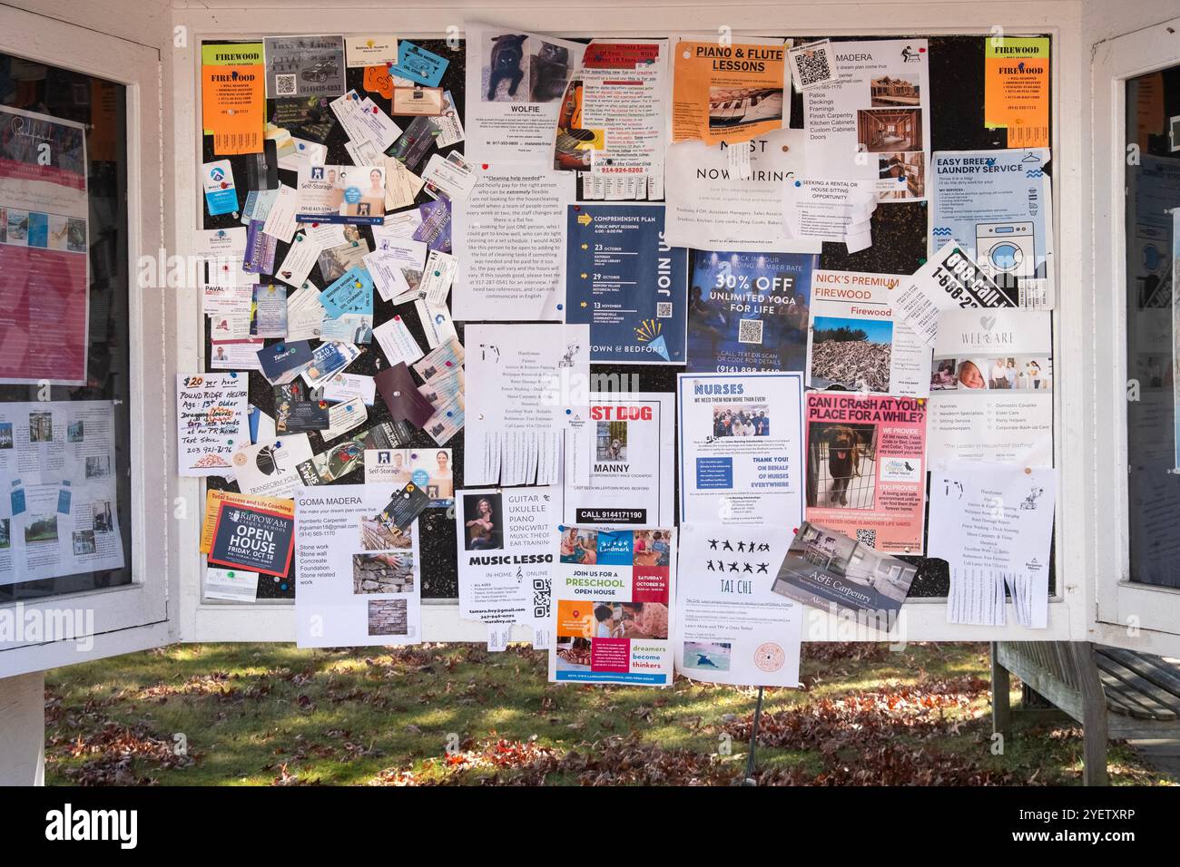 Ein Community Bulletin Board außerhalb der Bibliothek im Bedford Hills Historic District in North Westchester, New York. Bedford Hills, Historic District Stockfoto