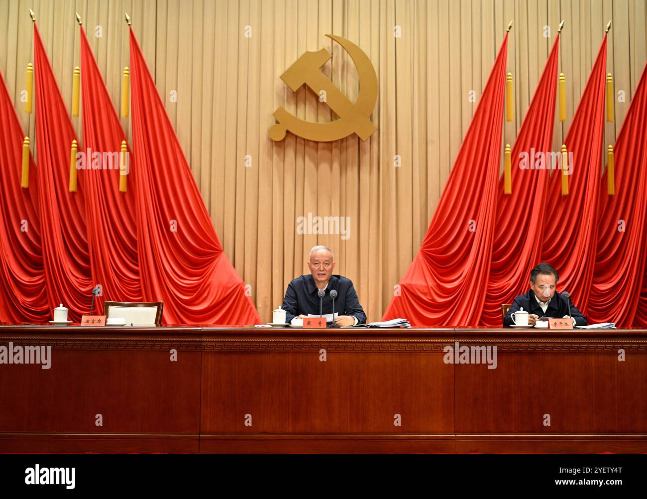 (241101) -- PEKING, 1. November 2024 (Xinhua) -- Cai Qi, Mitglied des Ständigen Ausschusses des Politischen Büros des Zentralkomitees der Kommunistischen Partei Chinas (KPC) und Mitglied des Sekretariats des Zentralkomitees der KPC, spricht bei der Abschlusszeremonie einer Studiensitzung für Hauptbeamte auf Provinz- und Ministerebene, die am 1. November 2024 in der Parteischule des Zentralkomitees der KPC (Nationalen Akademie der Regierungsführung) stattfand. Die Tagung stand unter dem Motto der Umsetzung der Leitlinien der dritten Plenartagung des 20. Zentralkomitees der KPC. (Xinhua/Li Xueren) Stockfoto (241101) -- PEKING, 1. November 2024 (Xinhua) -- Cai Qi, Mitglied des Ständigen Ausschusses des Politischen Büros des Zentralkomitees der Kommunistischen Partei Chinas (KPC) und Mitglied des Sekretariats des Zentralkomitees der KPC, spricht bei der Abschlusszeremonie einer Studiensitzung für Hauptbeamte auf Provinz- und Ministerebene, die am 1. November 2024 in der Parteischule des Zentralkomitees der KPC (Nationalen Akademie der Regierungsführung) stattfand. Die Tagung stand unter dem Motto der Umsetzung der Leitlinien der dritten Plenartagung des 20. Zentralkomitees der KPC. (Xinhua/Li Xueren) Stockfoto