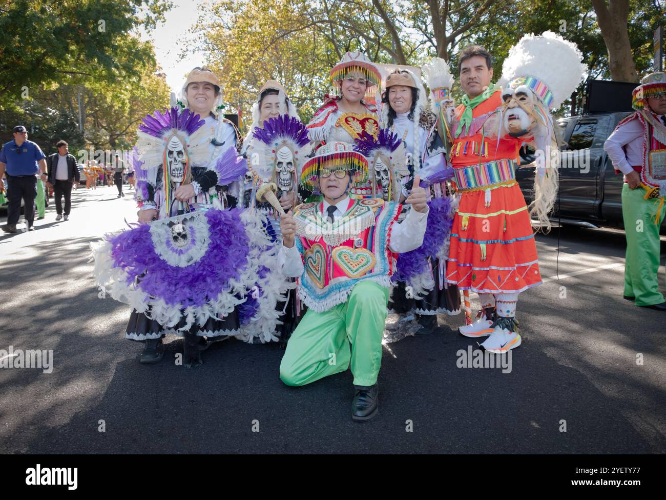 Bolivianische Amerikaner Tänzer und Darsteller bei der Bolivia Day Parade posieren zu Beginn für ein Foto. Stockfoto