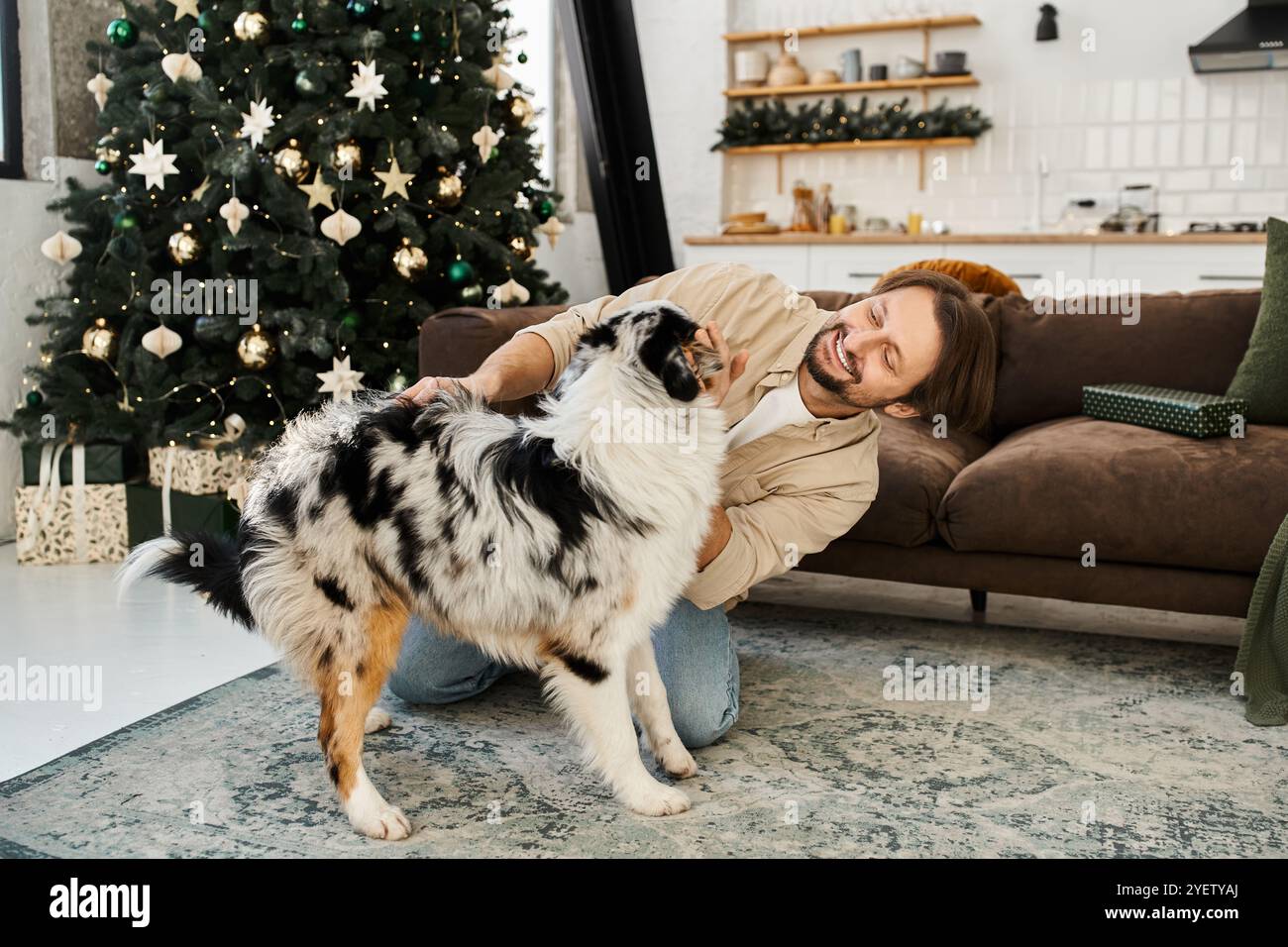 Attraktiver Mann, der mit seinem Hund spielt. Stockfoto