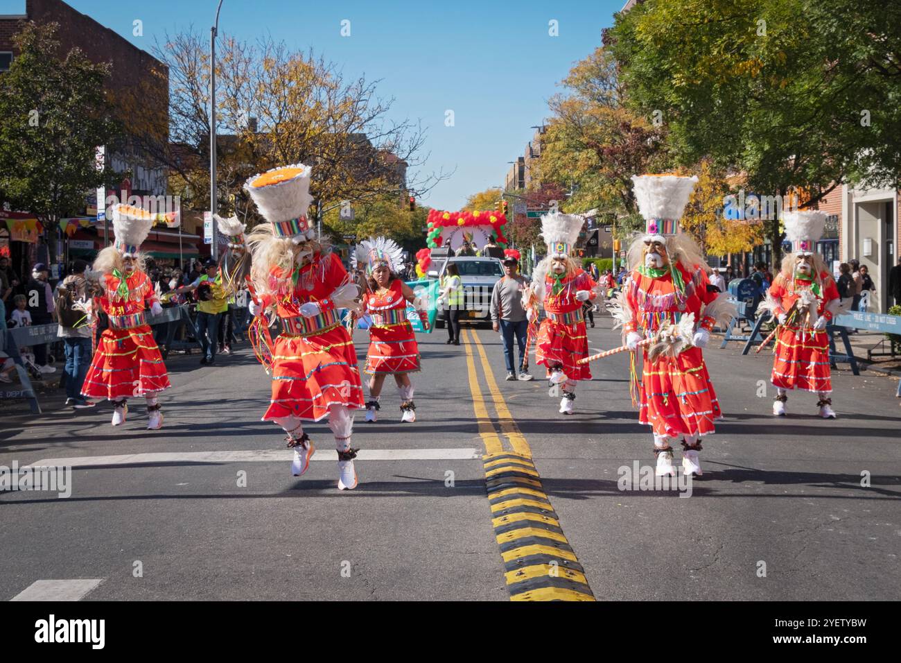 Tänzerin marschiert in Masken und fantastischen Kostümen von Centro Cultural Boliviens Tanzgruppe bei der Bolivian Day Parade in Jackson Heights, Queens, New York. Stockfoto Tänzerin marschiert in Masken und fantastischen Kostümen von Centro Cultural Boliviens Tanzgruppe bei der Bolivian Day Parade in Jackson Heights, Queens, New York. Stockfoto