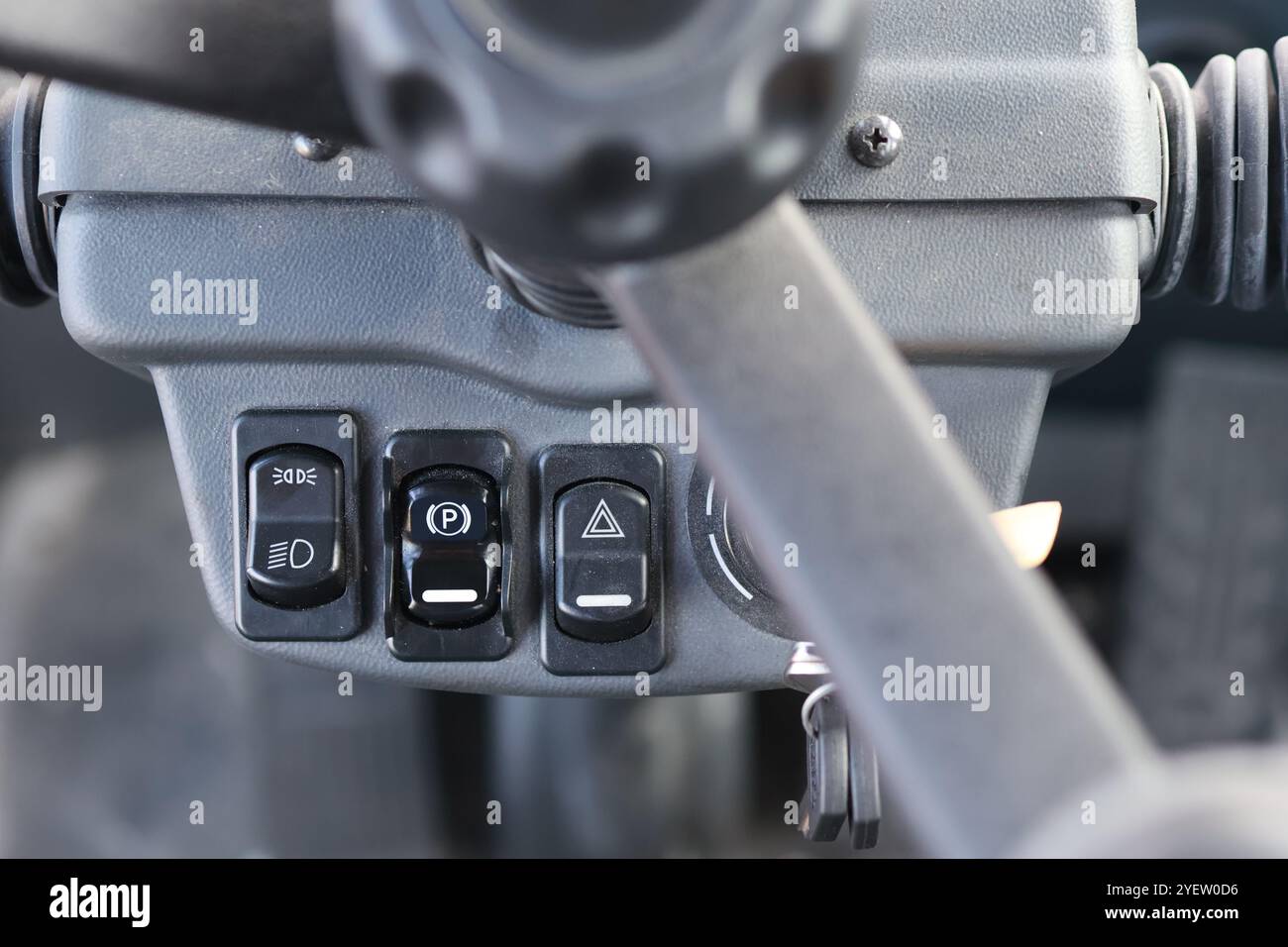 Detaillierte Ansicht der Bedienungstasten des beladenen Schubstaplers, die moderne Maschinen in der Logistik hervorheben. Stockfoto