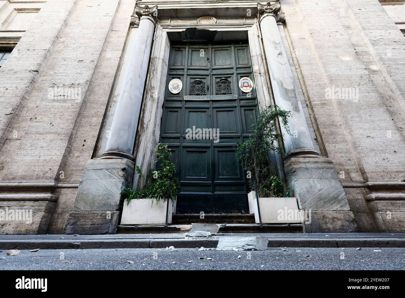 Roma, Italien. November 2024. UN grosso pezzo di cornicione cade in Via del Corso affollata di turisti dalla Chiesa del Sacro Nome di Ges.&#xf9; e Maria &#x2014; Roma, Italia - Venerd&#xec; 01. November 2024 - Cronaca - (Foto di Cecilia Fabiano/31 LaPresse 2024 Stockfoto