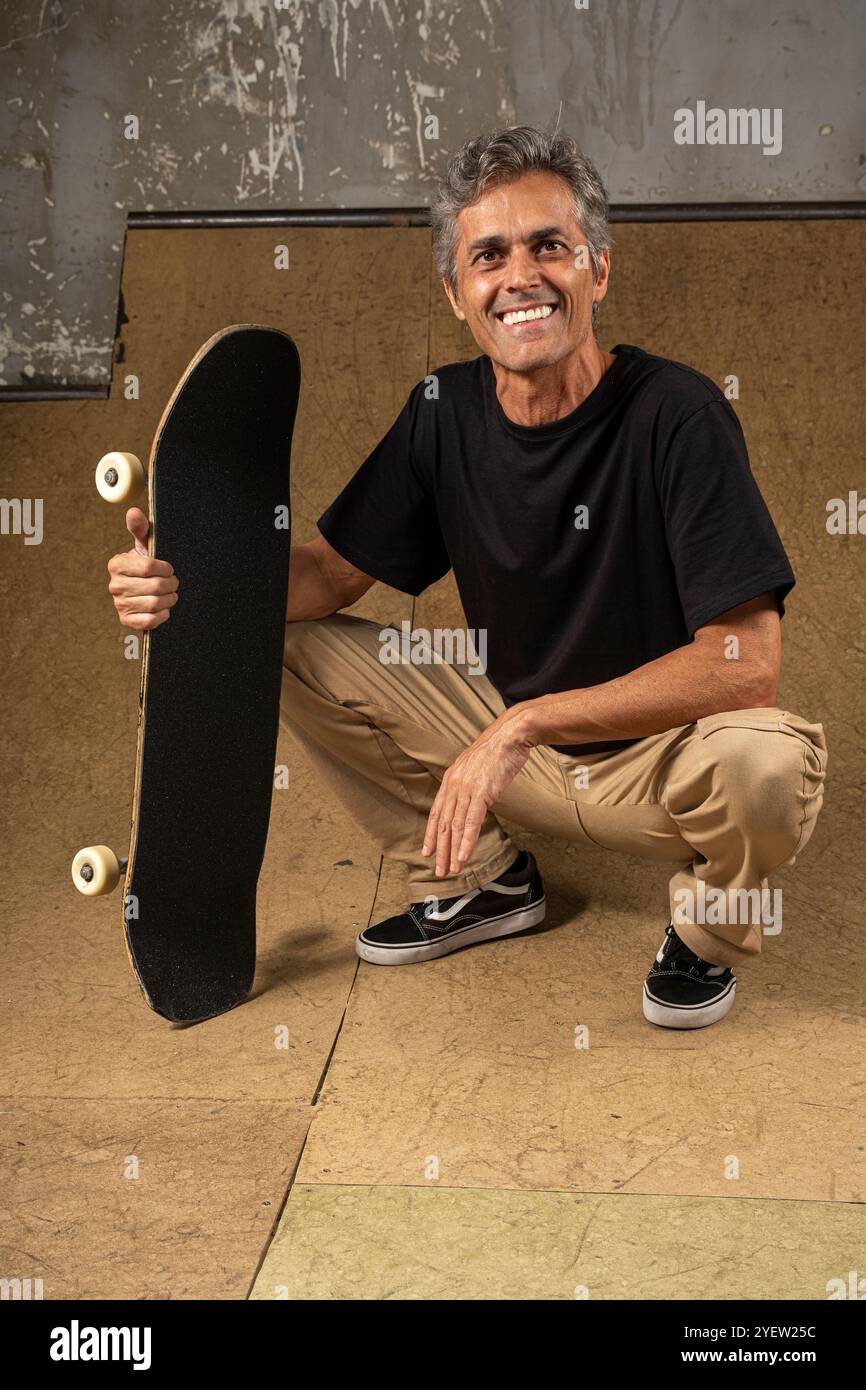54-jähriger brasilianischer Skateboarder bei einem Fotoshooting in einem Skatepark 16. Stockfoto