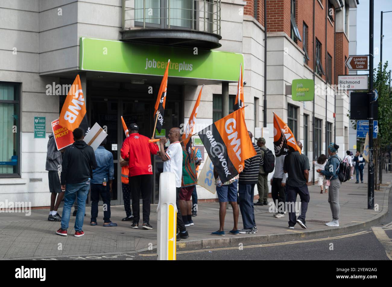 London, Hackney. Protest von Arbeitern, Mitgliedern der GMB-gewerkschaft, im Mare Street Job Center über Löhne. Stockfoto