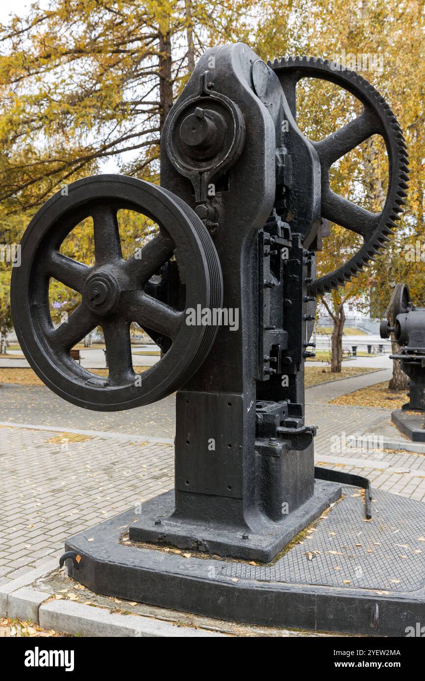 Vintage-Presse, alte schwarze Industriemaschine, Nahaufnahme mit selektivem Fokus Stockfoto