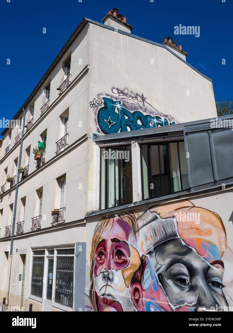 Graffiti Street Art, on Rue Berthe, Montmartre, Paris, Frankreich, Europa, EU. Stockfoto