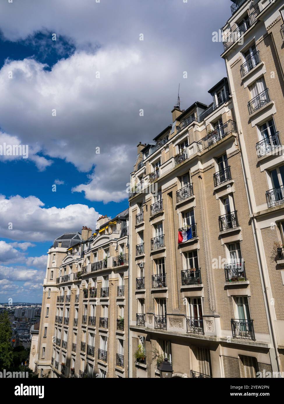 Die französische Flagge, (drapeau national de la France), Wohnblock, Montmartre, Paris, Frankreich, Europa, EU. Stockfoto