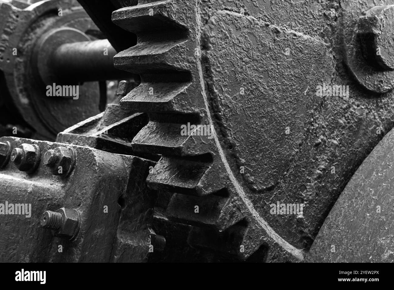 Massive alte schwarze Zahnräder, Nahaufnahme Schwarzweiß-Foto mit selektivem Fokus, abstrakter Hintergrund aus der Schwerindustrie Stockfoto