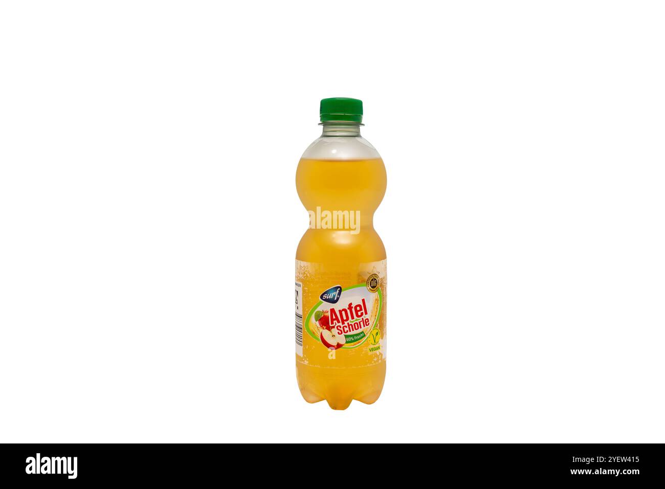 Deutschland Berlin 31. Oktober 2024. Eine Flasche Apfel Schorle Apfelsaft steht auf weißem Hintergrund. Die Flasche ist transparent und hat einen grünen Verschluss. Stockfoto