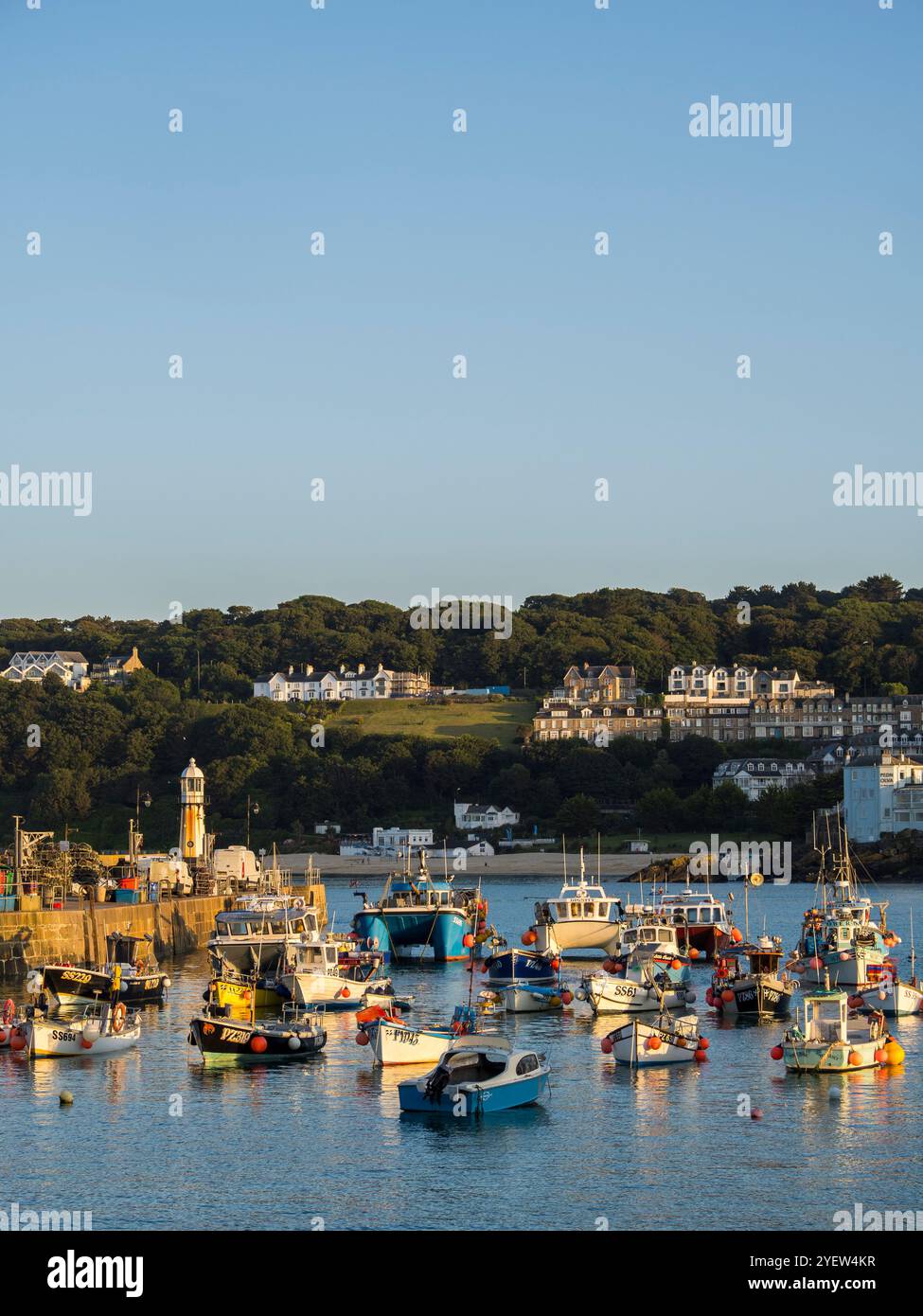 Sonnenaufgang, Fischerboote, St. Ives Harbour, Cornwall, England, GROSSBRITANNIEN, GB. Stockfoto